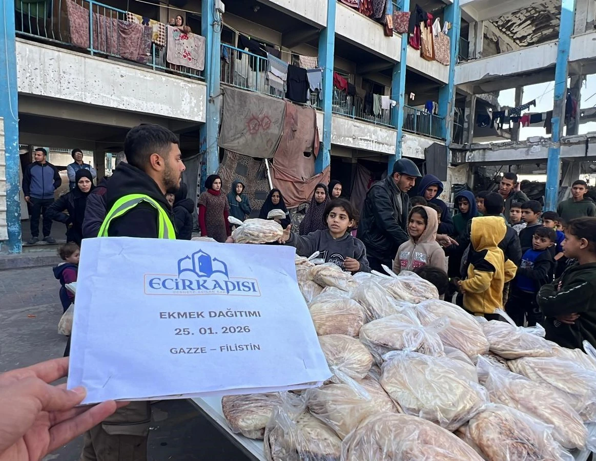 Ekmek dağıtımı yapan gönüllüler