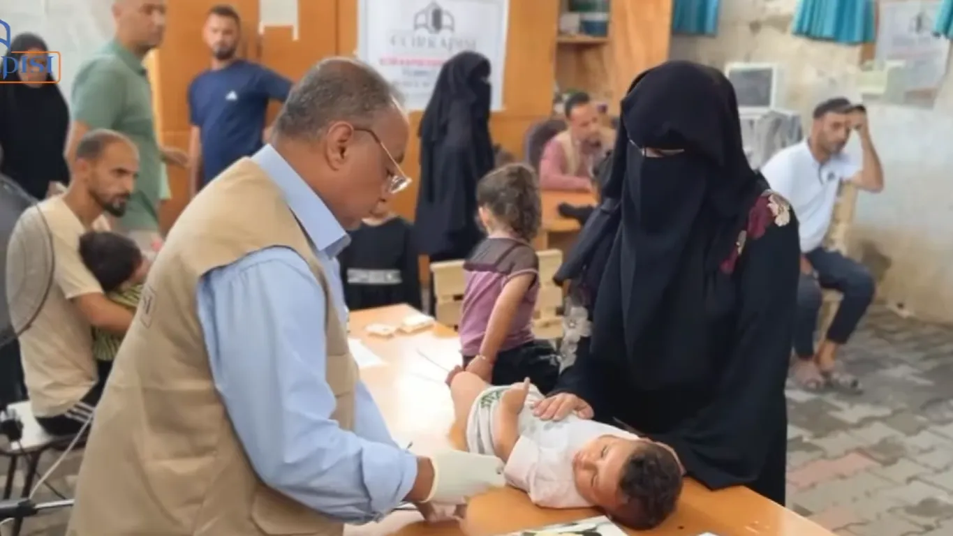 Hastane koridorunda acil servis yoğunluğu