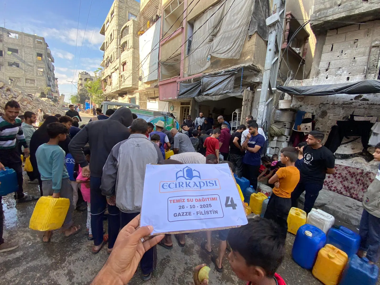 Su dağıtım noktasında bekleyen siviller