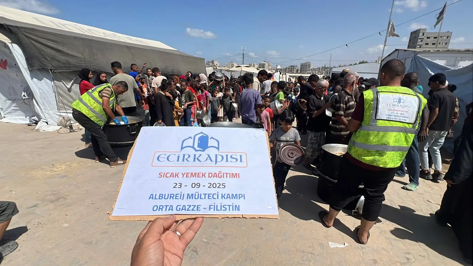 Ekmek dağıtımı yapan gönüllüler