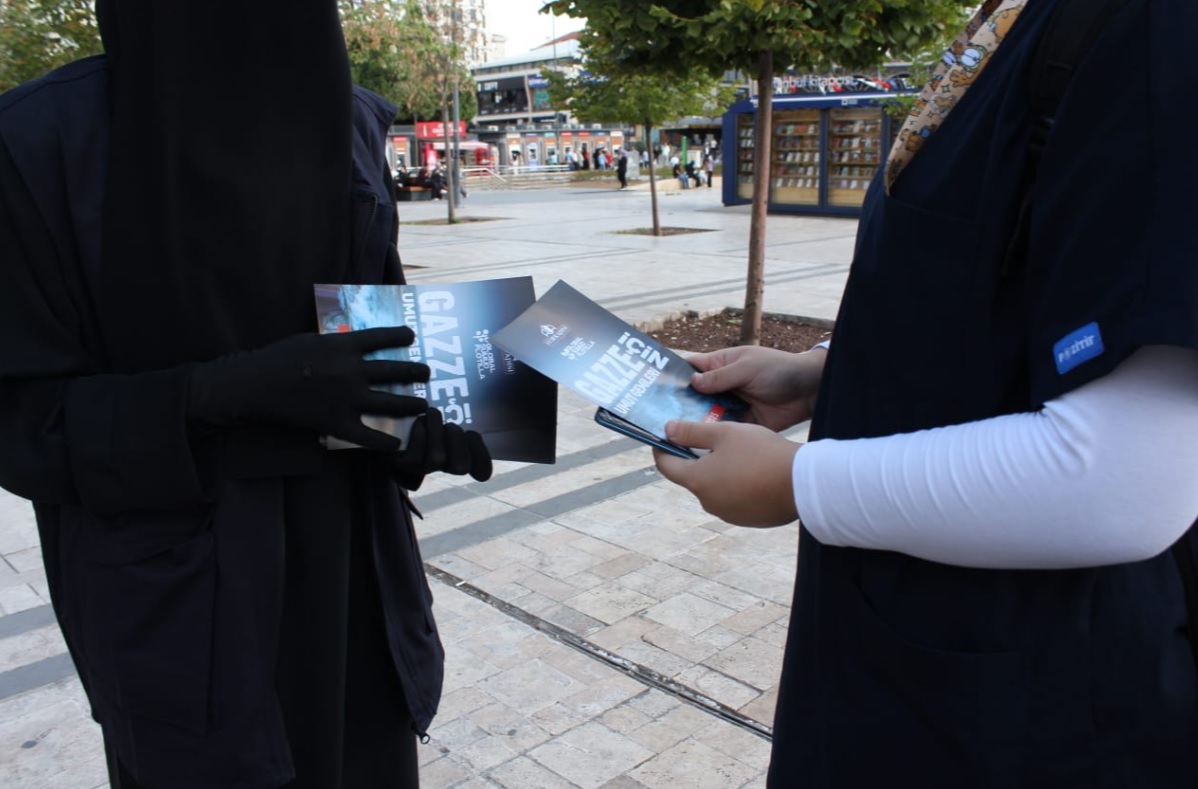 Ecir Kapısı Derneği gönüllülerinin İstanbul’da Gazze için yaptığı broşür dağıtımı