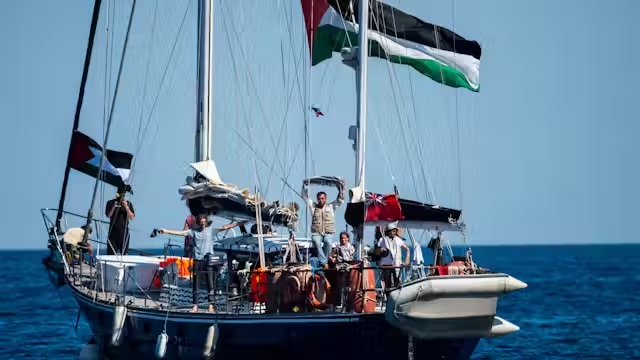 Madleen yardım gemisinin uluslararası sularda durdurulmasının ardından çekilmesi