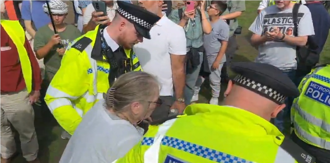 İngiltere’de protesto esnasında yaşlı bir kadının polis tarafından tutuklanması