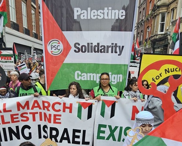 Londra’da Filistin için on binlerin katıldığı Whitehall yürüyüşü